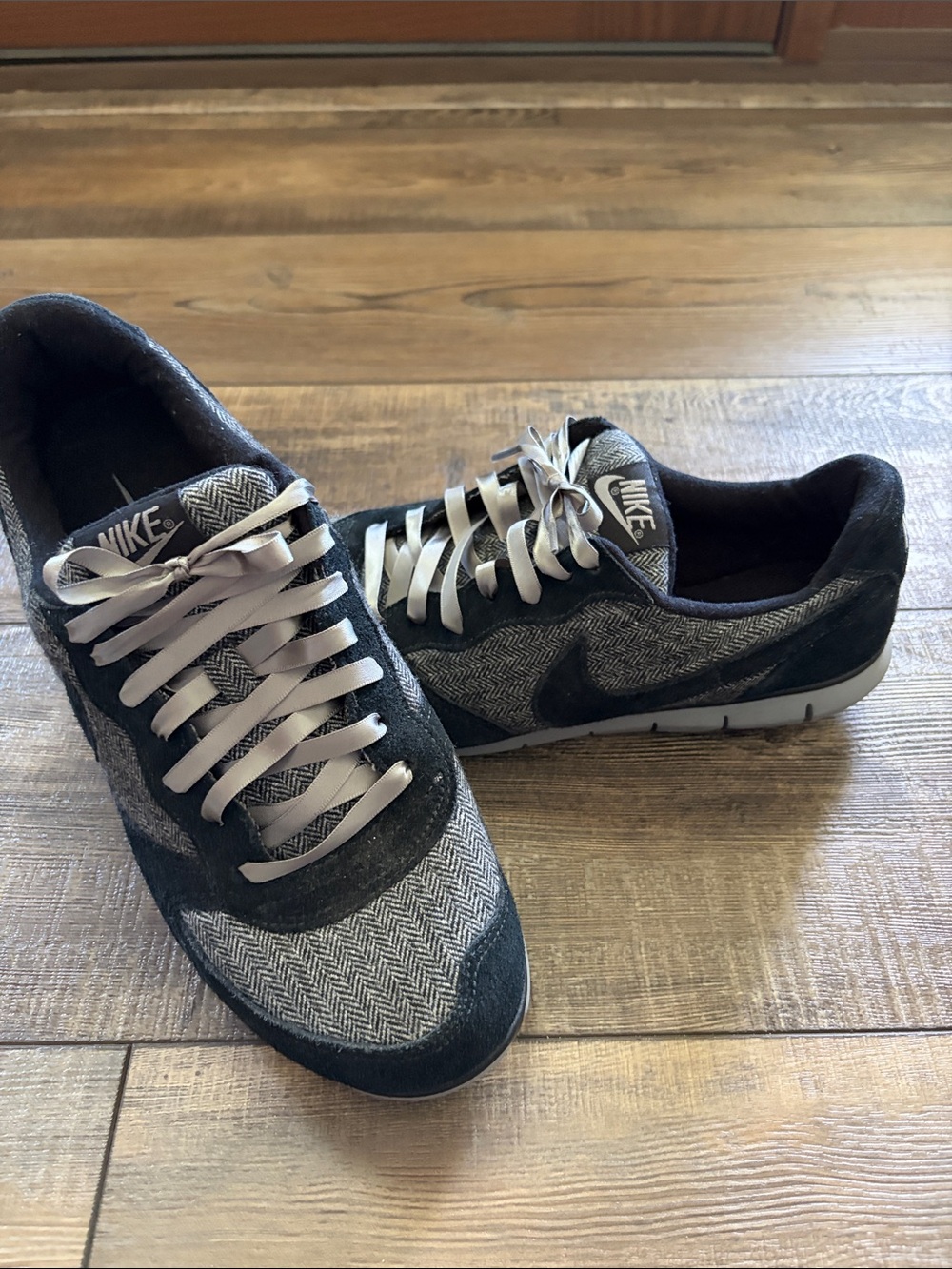 Nike Women’s Gray Herringbone Suede Accent Sneakers Size 10 - Picture 5 of 8
